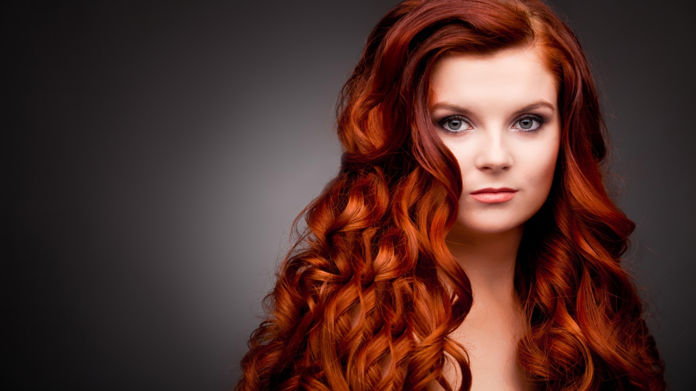 Длинные ярко рыжие волосы у красивой девушки 