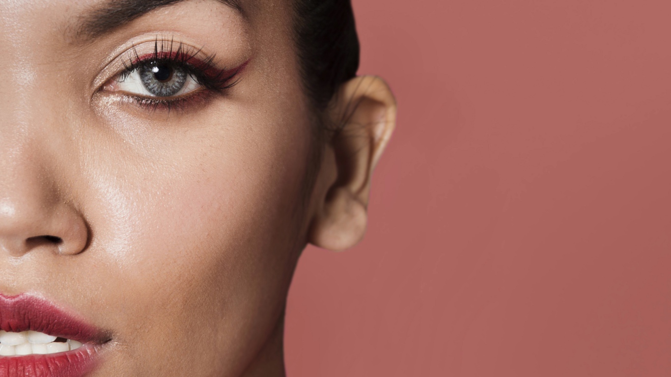 Часть лица голубоглазой женщины 