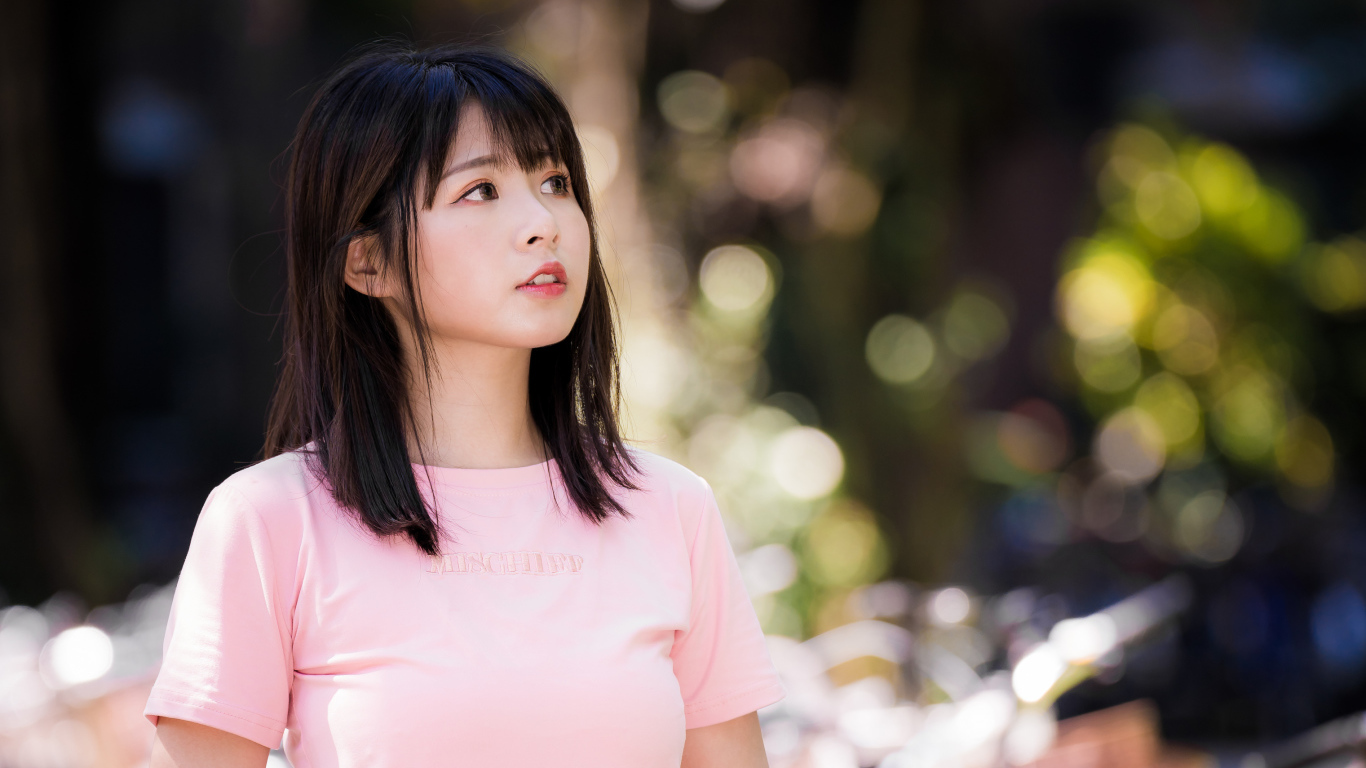 Настоящая девушка азиатка в розовой футболке