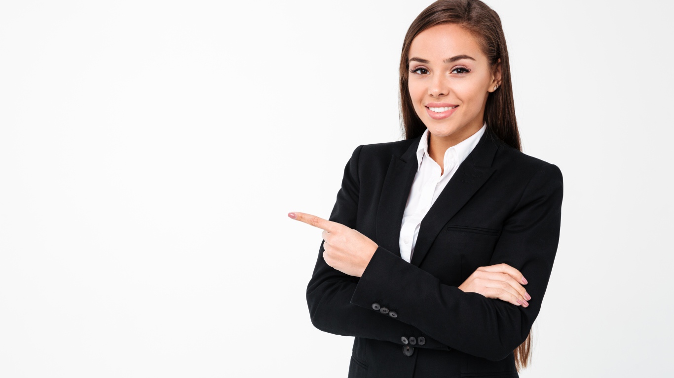 Улыбающаяся девушка в черном пиджаке на белом фоне 