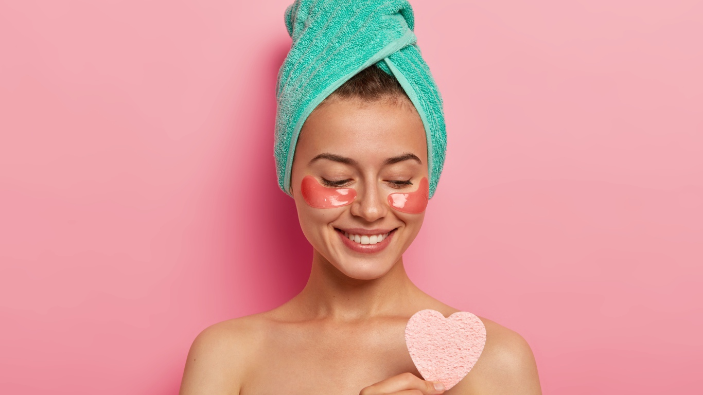 Улыбающаяся девушка с полотенцем на голове после душа