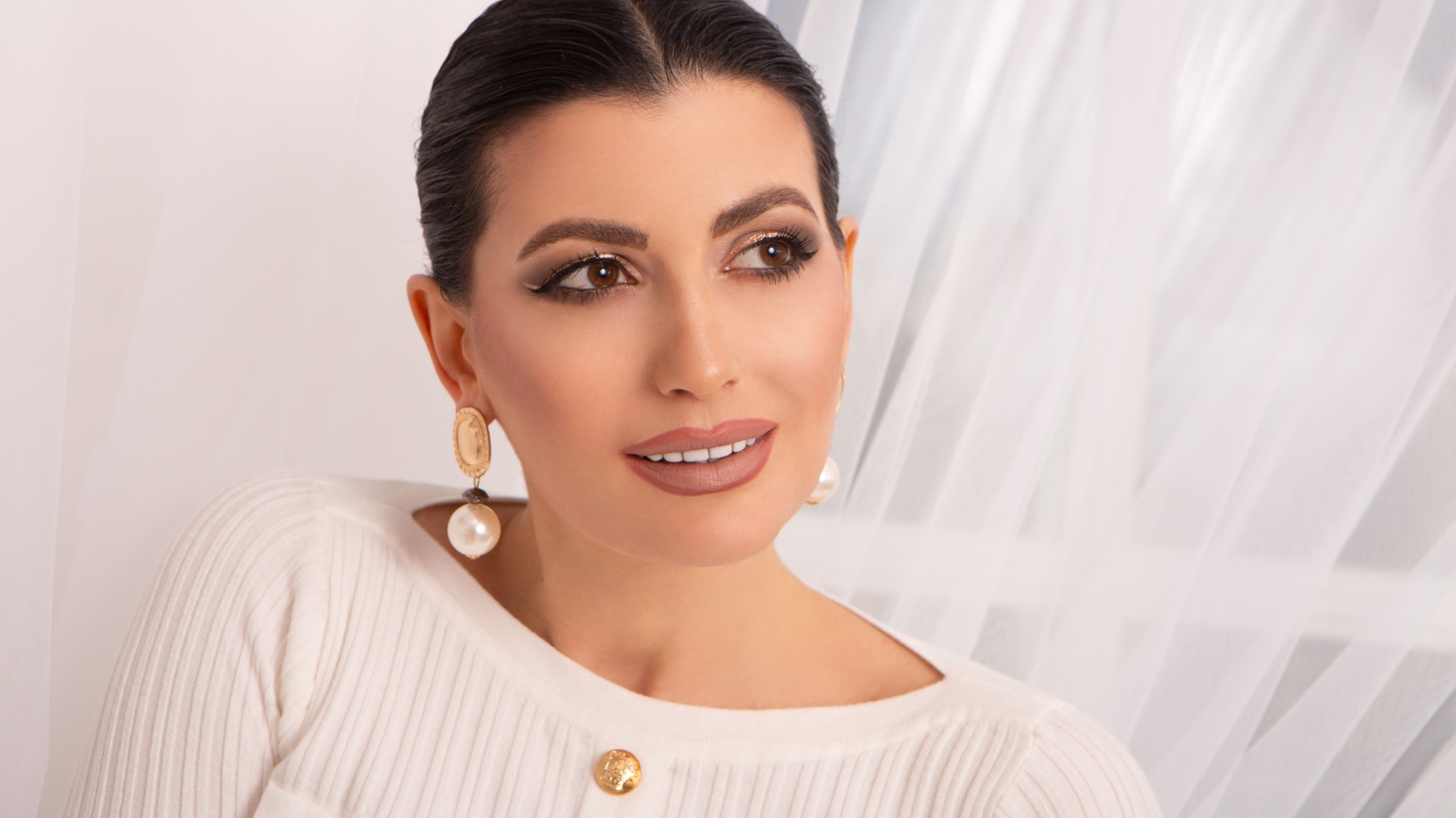 Стильная девушка в белом свитере 