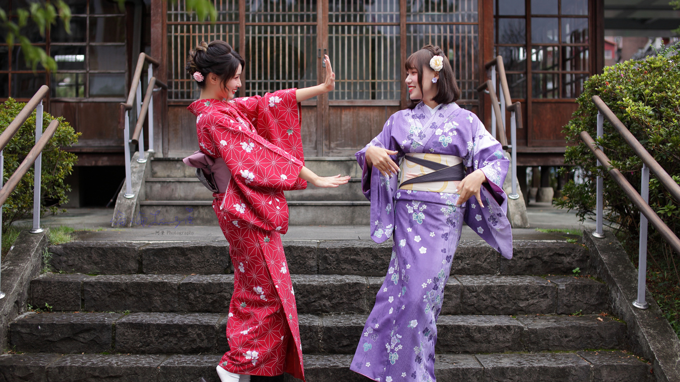 Две красивые девушка азиатки в кимоно на ступеньках