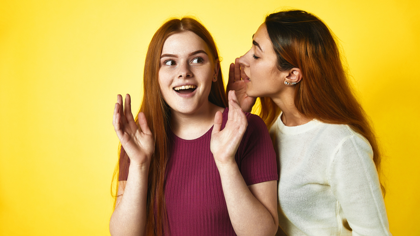 Женские секреты на желтом фоне 