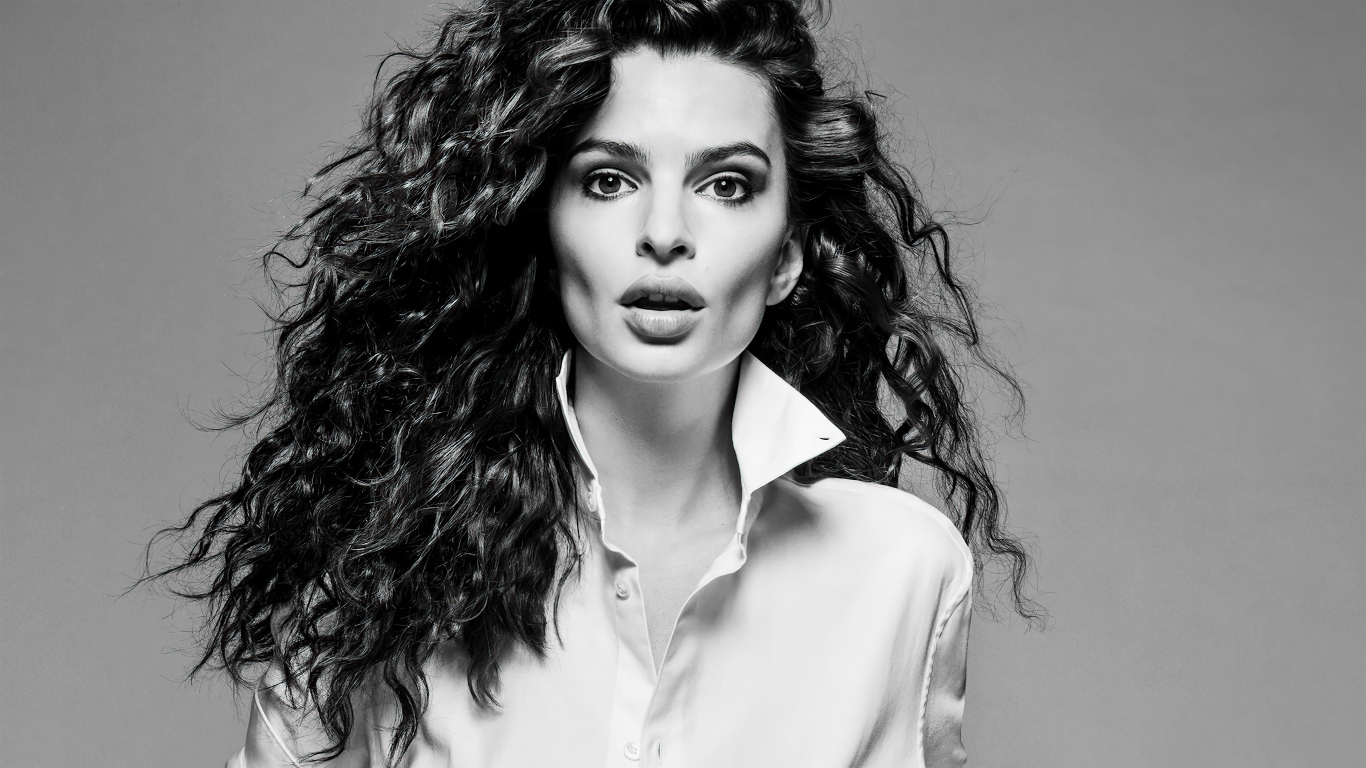 Красивая девушка Эмили Ратаковски на сером фоне