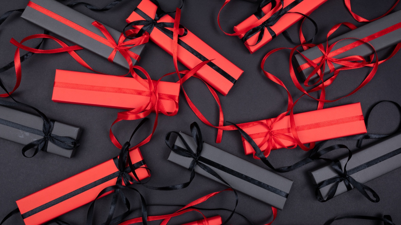 Красные и черные подарочные коробки с лентами 