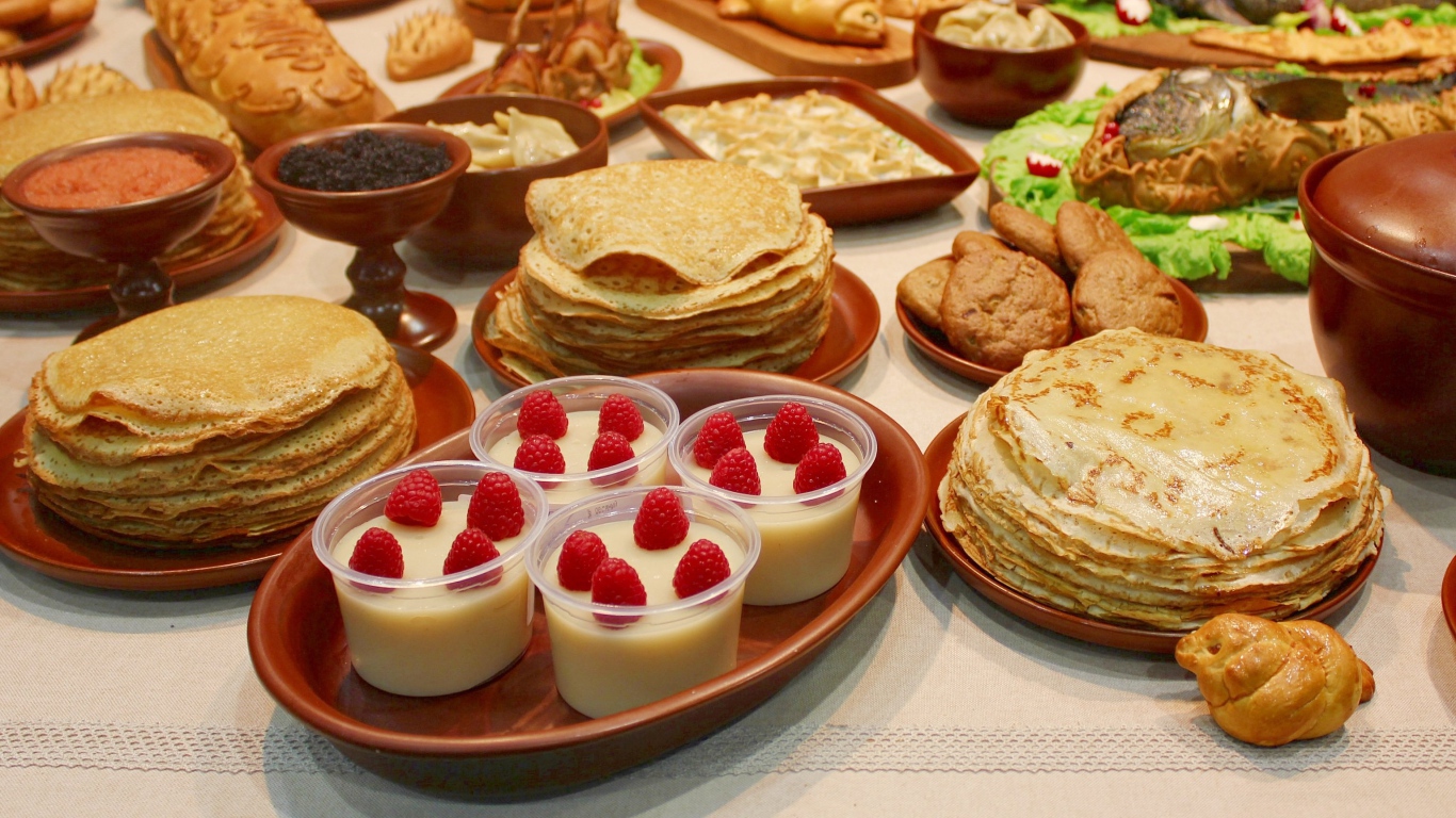 Много угощений на праздничном столе на Масленицу 2021