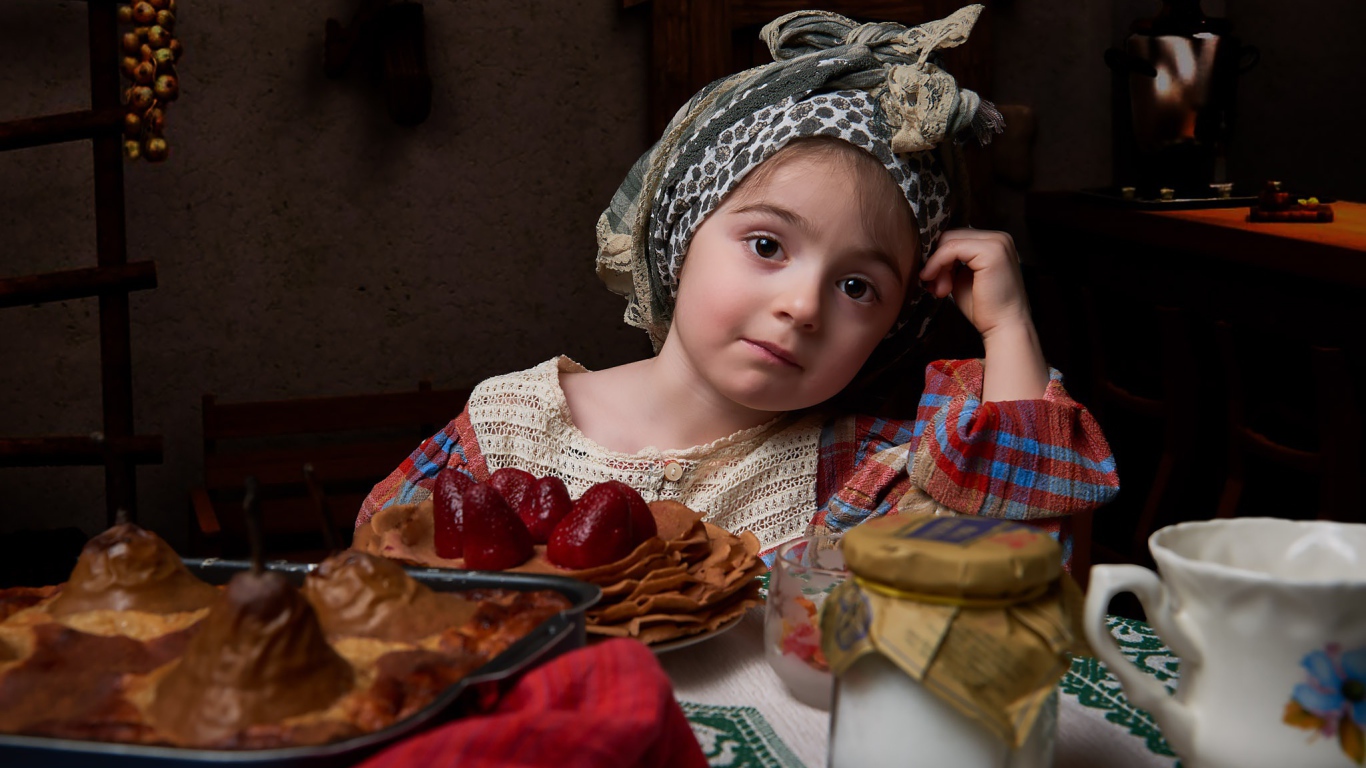 Девочка с блинами и угощениями на Масленицу