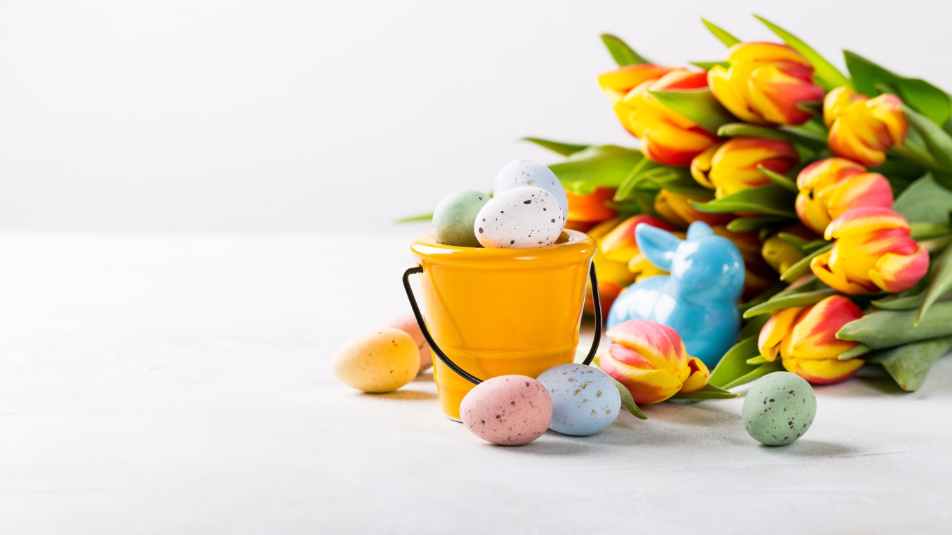 Букет тюльпанов на белом фоне с крашеными яйцами на Пасху