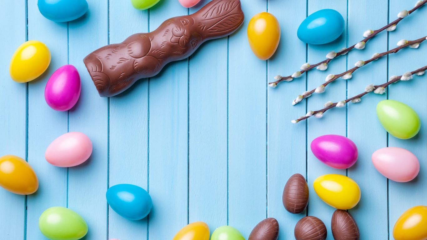 Шоколадные пасхальные сладости на голубом фоне