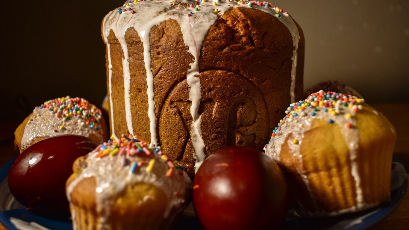 Пасхальный кулич, кексы и крашеные яйца на праздник