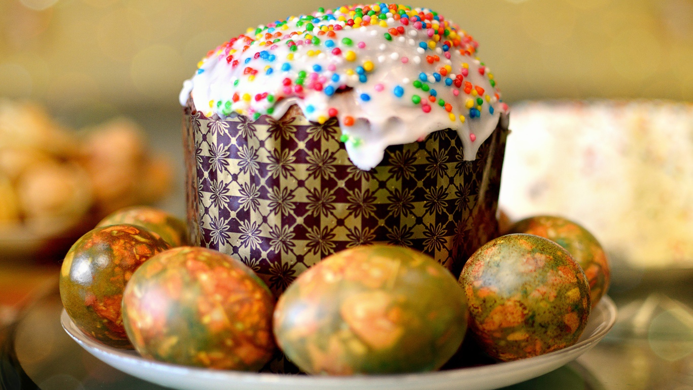 Пасхальный кулич с крашеными мраморными яйцами