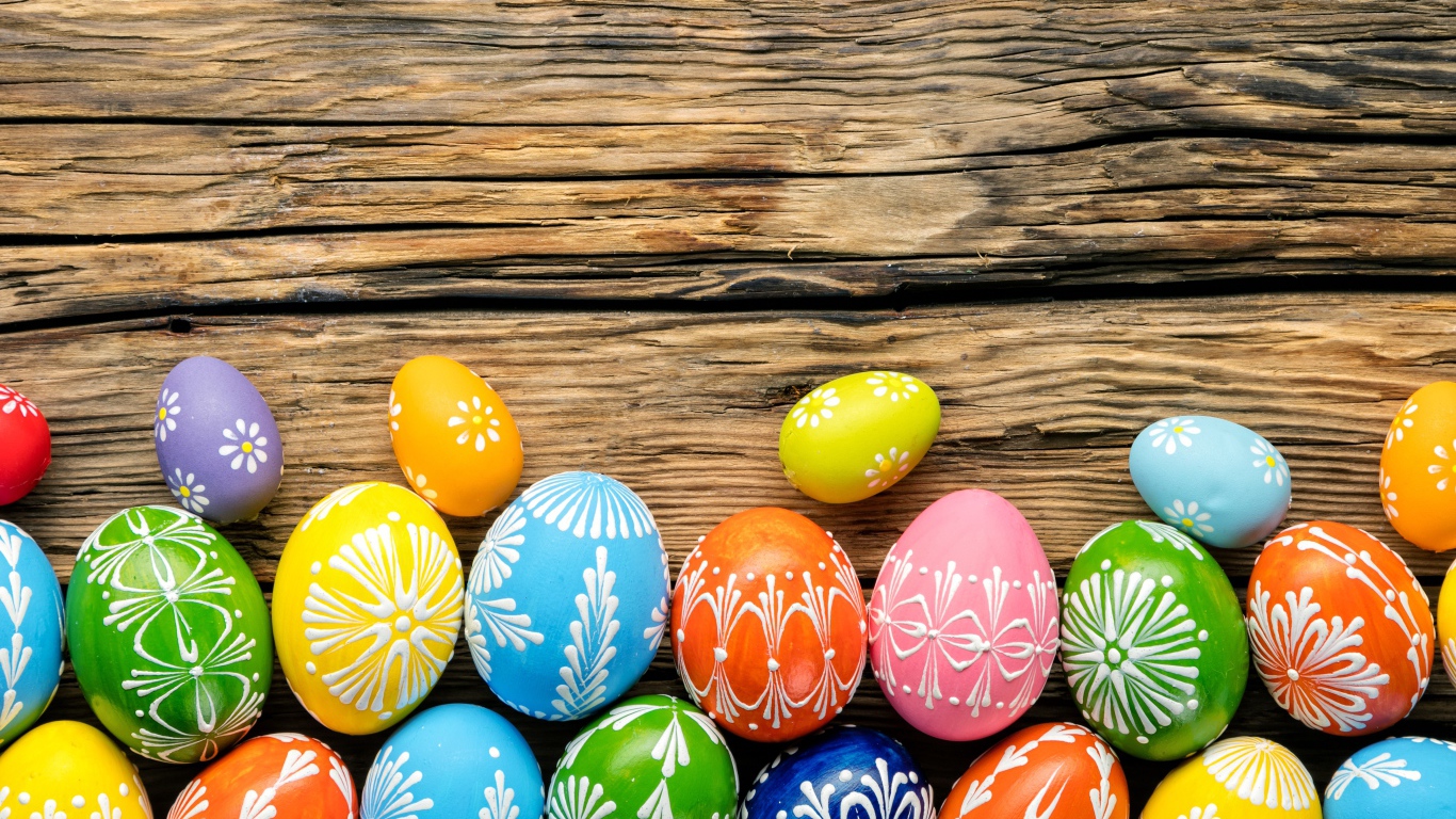 Разноцветные яркие яйца с орнаментом на Пасху 
