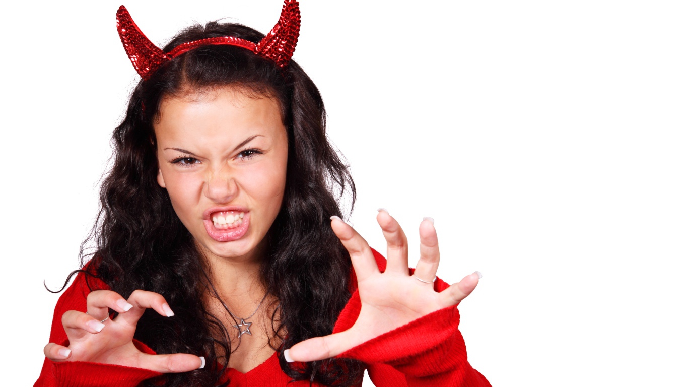 Девушка чертовка на белом фоне в костюме на Хэллоуин