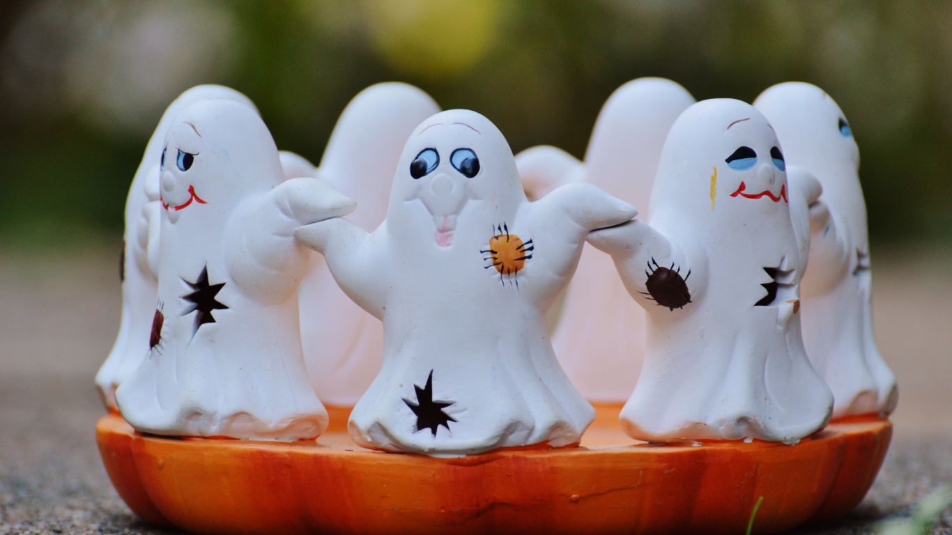 Статуэтка привидения на праздник Хэллоуин