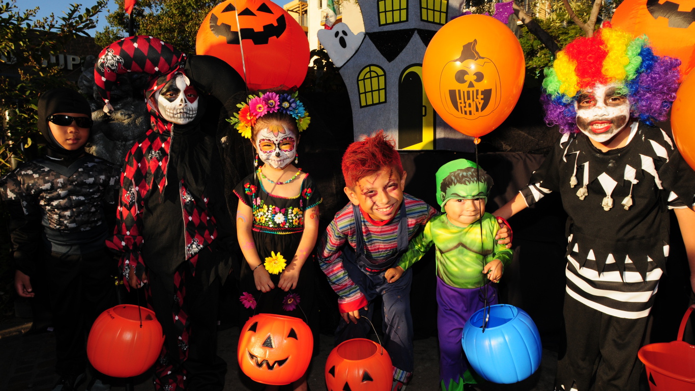 Маленькие дети в костюмах на праздник Хэллоуин