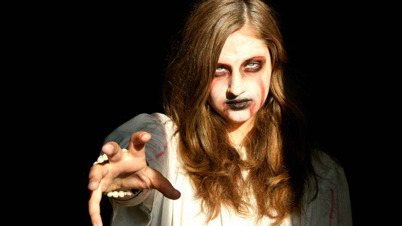 Девушка зомби на черном фоне в костюме на Хэллоуин