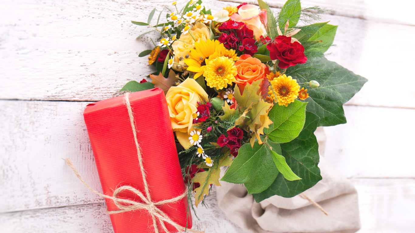 Красный подарок и букет для девушки на 8 марта