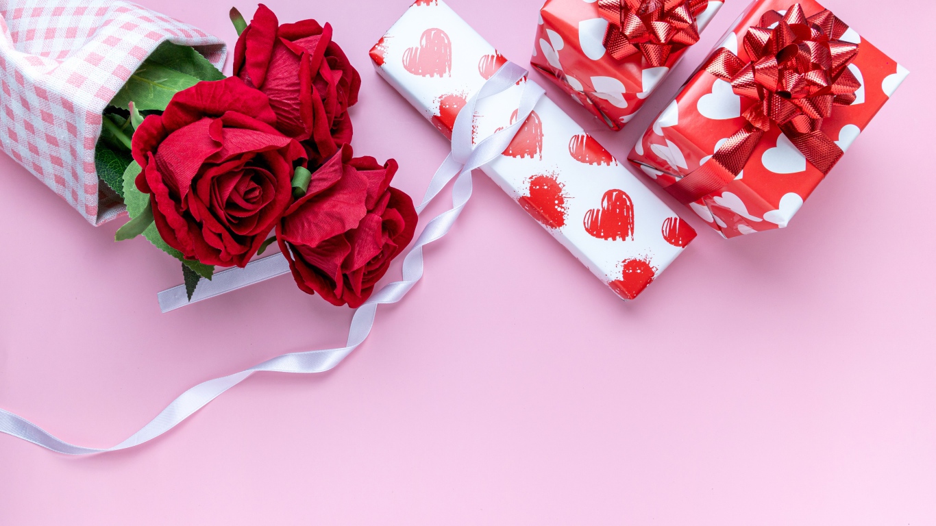Розы и подарки на розовом фоне на Международный женский день 8 марта
