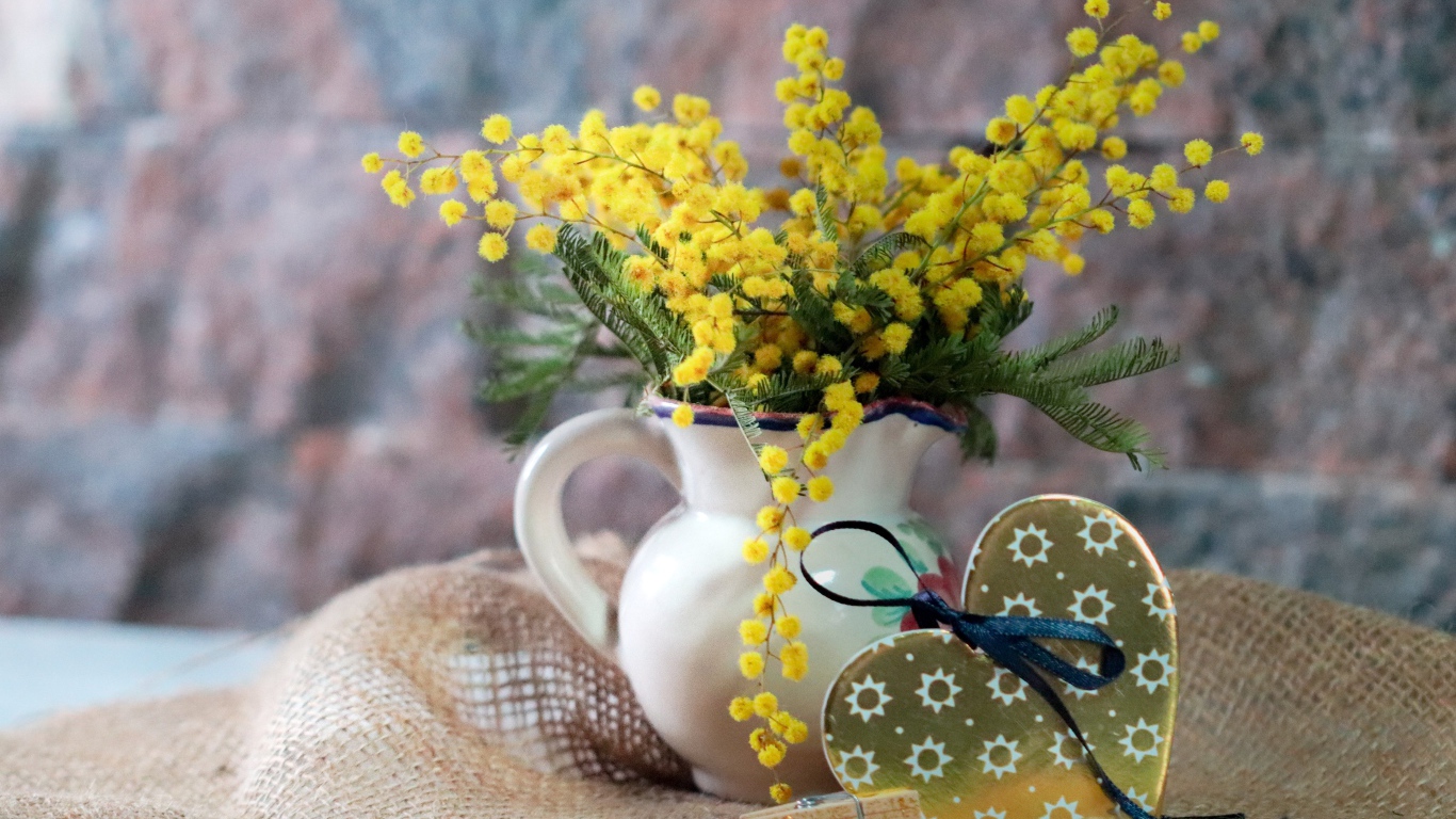 Желтые цветы мимозы и сердце для любимой на 8 марта