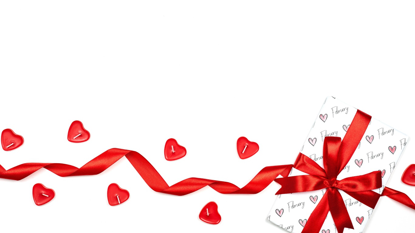 Подарок с красной лентой и свечами на белом фоне на День Святого Валентина