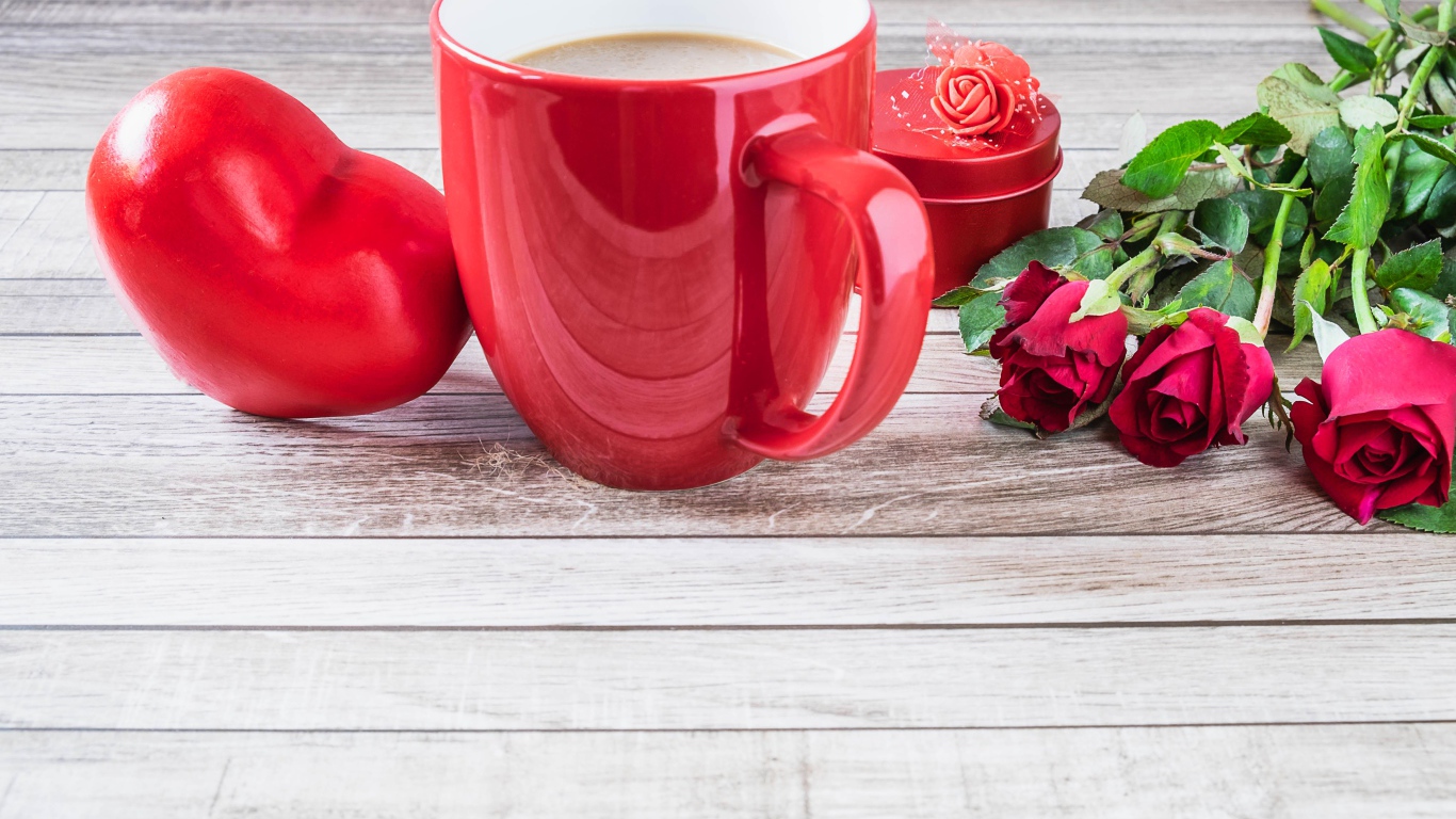 Кружка на столе с сердцем и букетом роз на День Святого Валентина