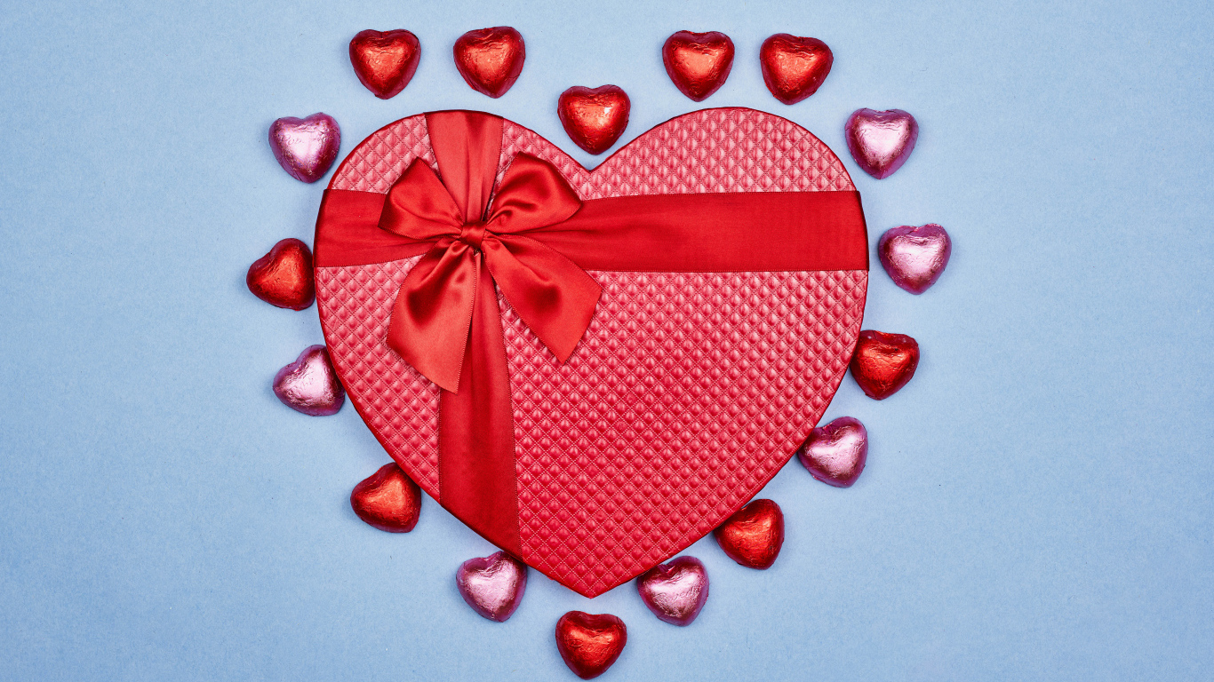 Красная коробка в форме сердца с конфетами для любимой
