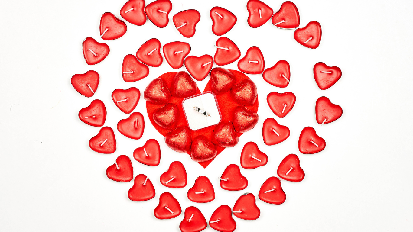 Кольцо для любимой и свечи на белом фоне подарок на День Святого Валентина