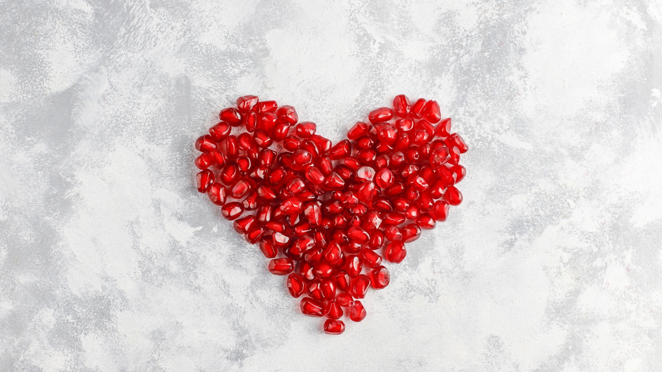 Сердце из красных зерен граната 