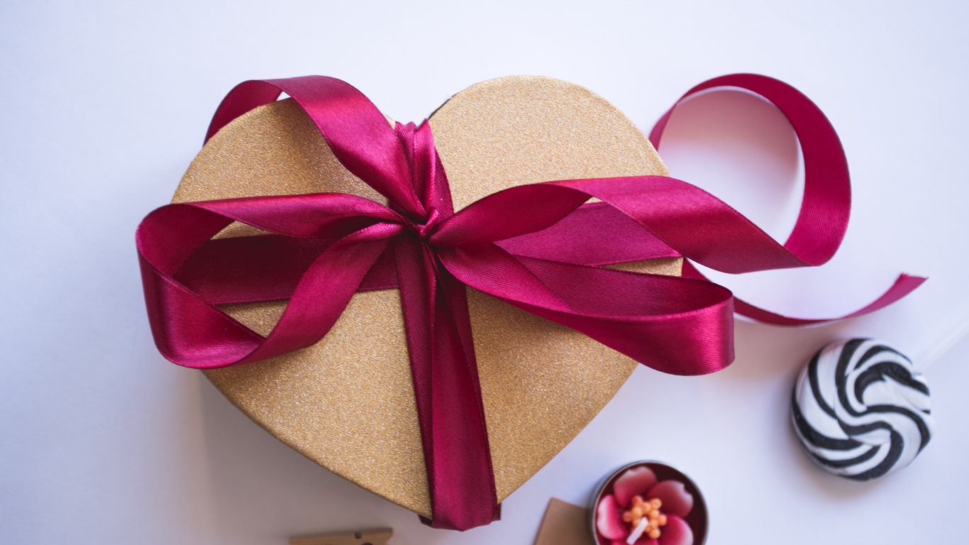 Коробка в в форме сердца с розовой лентой