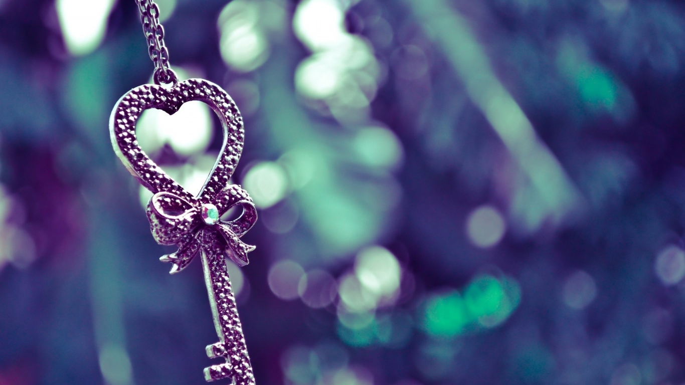 Ключ в форме сердца крупным планом