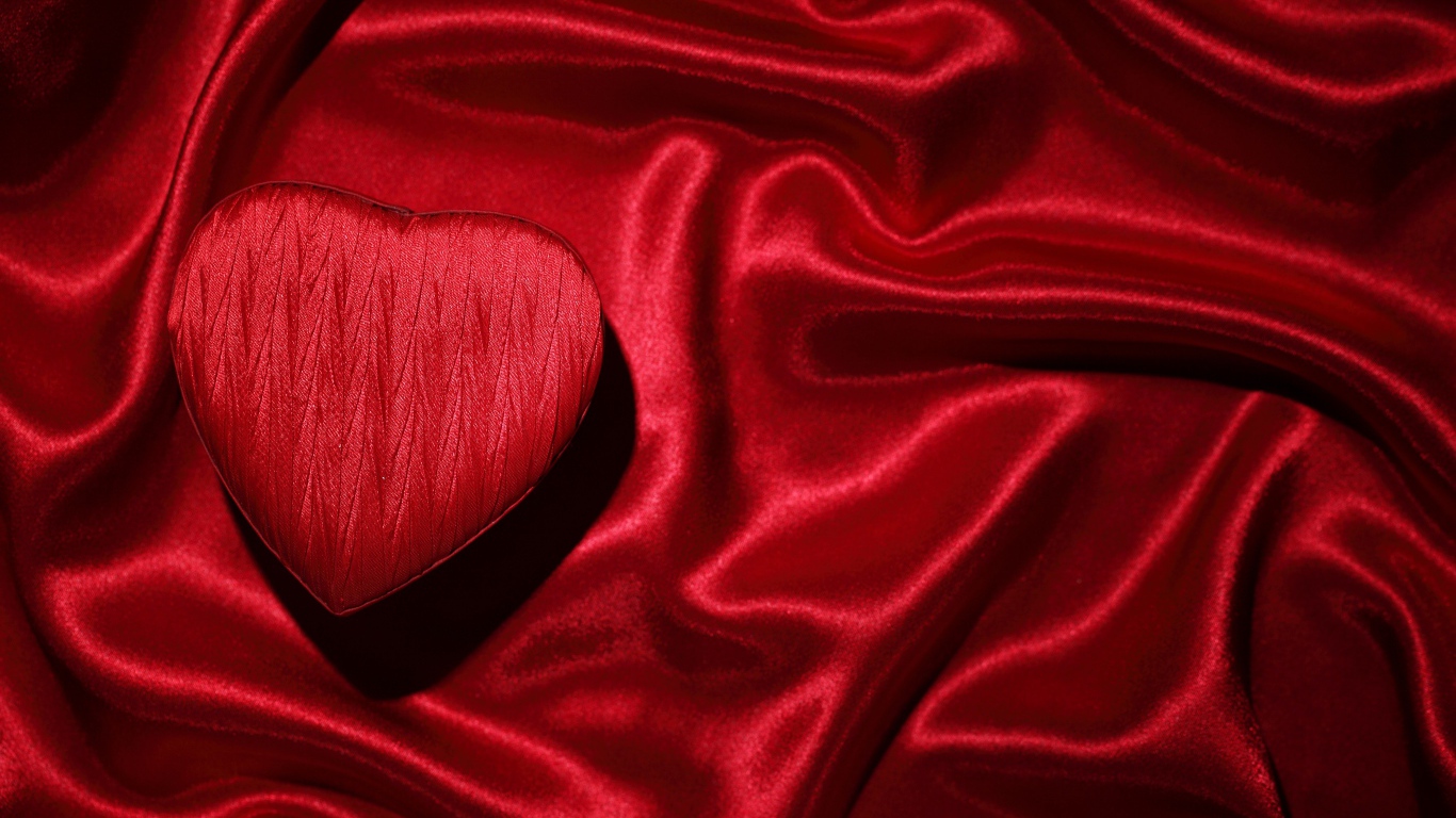Красная атласная ткань и сердце 