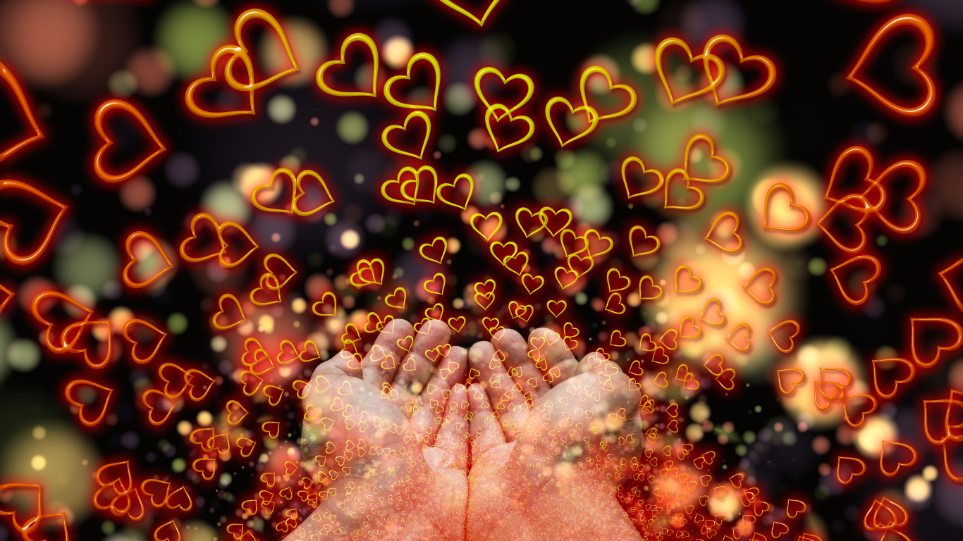 Огненные сердечки в ладонях мужчины 