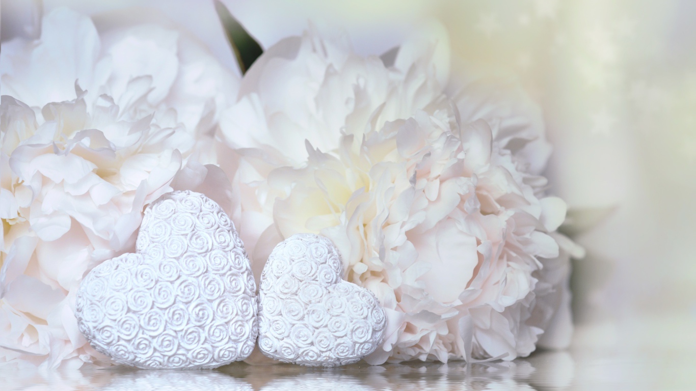 Два белых сердца с цветами пиона 