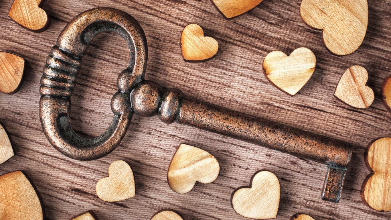 Деревянные сердечки на столе с ключом 