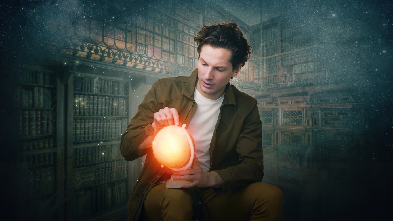 Мужчина в старой библиотеке со светящимся глобусом в руке 