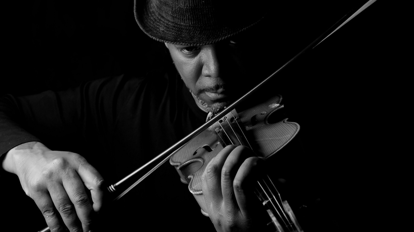 Темнокожий мужчина играет на скрипке 