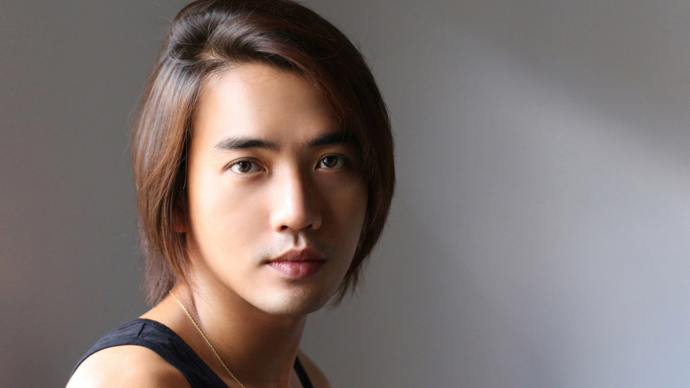 Кареглазый мужчина на сером фоне