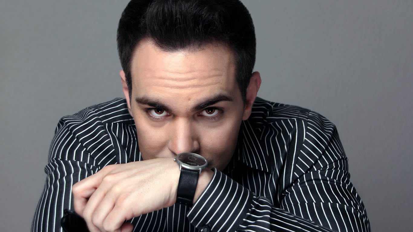 Красивый мужчина с часами на руке 