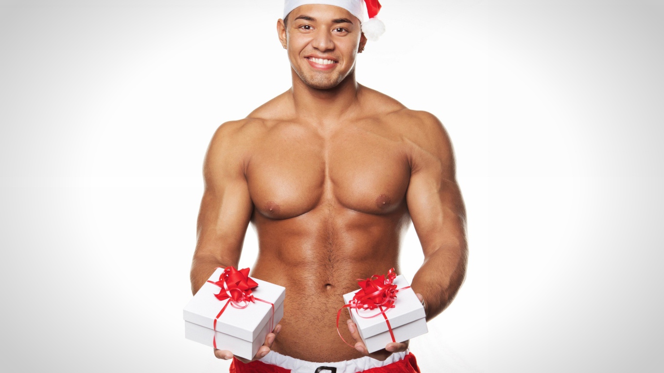 Накаченный мужчина в новогоднем костюме с подарками 