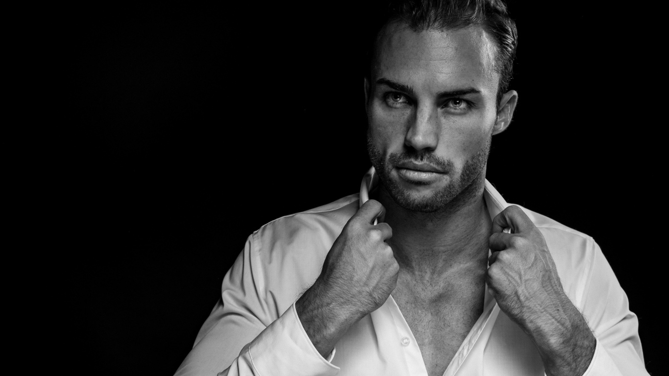 Стильный брутальный мужчина в белой рубашке 