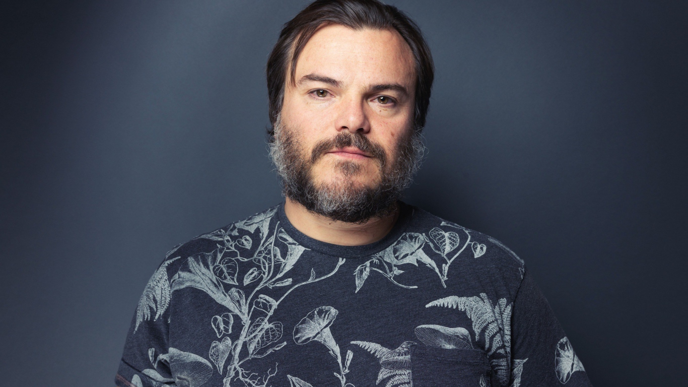 Актер Джек Блэк на сером фоне