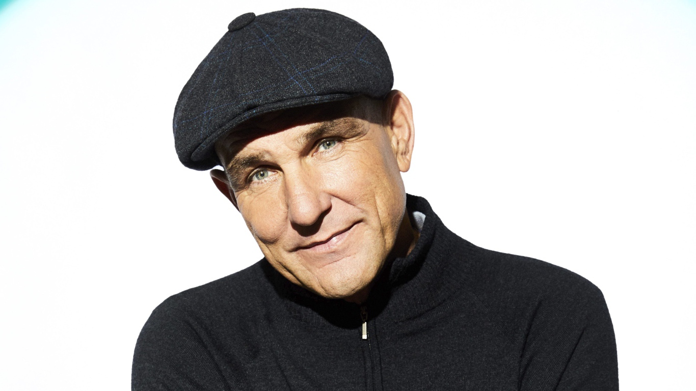 Актер Винни Джонс в кепке