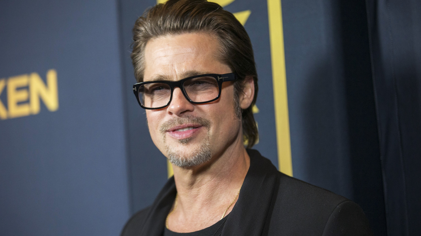 Американский актер Брэд Питт в очках