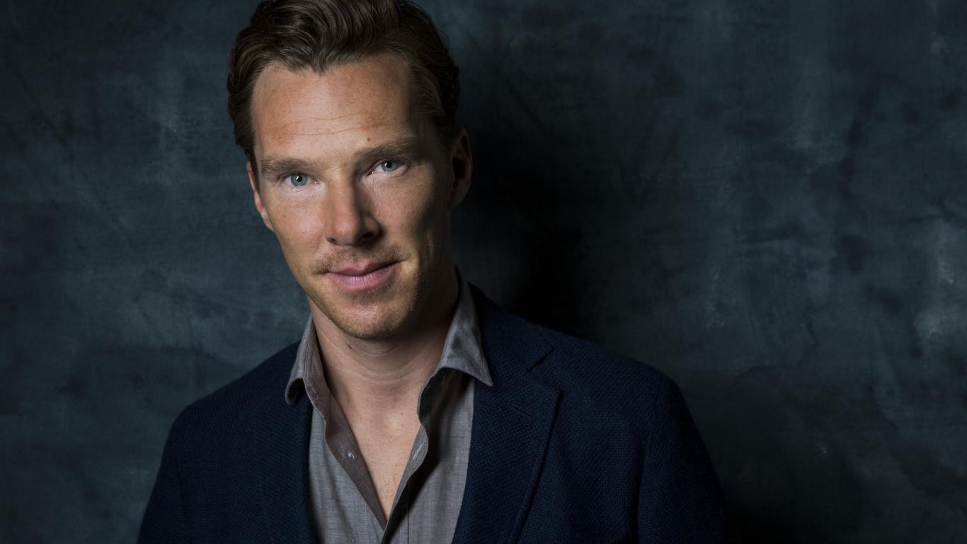 Популярный актер Бенедикт Камбербэтч у стены