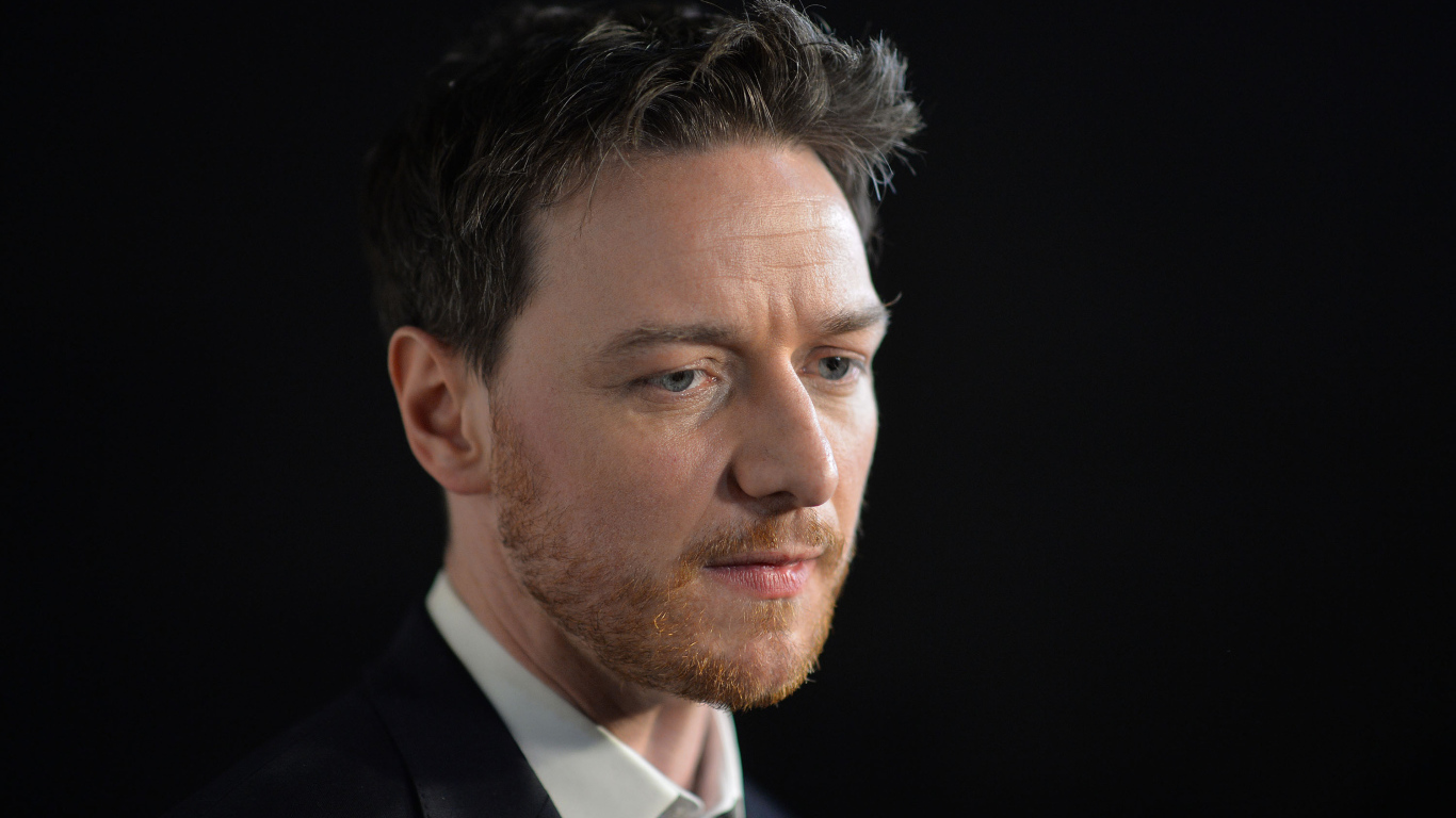 Грустный актер Джеймс МакЭвой на черном фоне