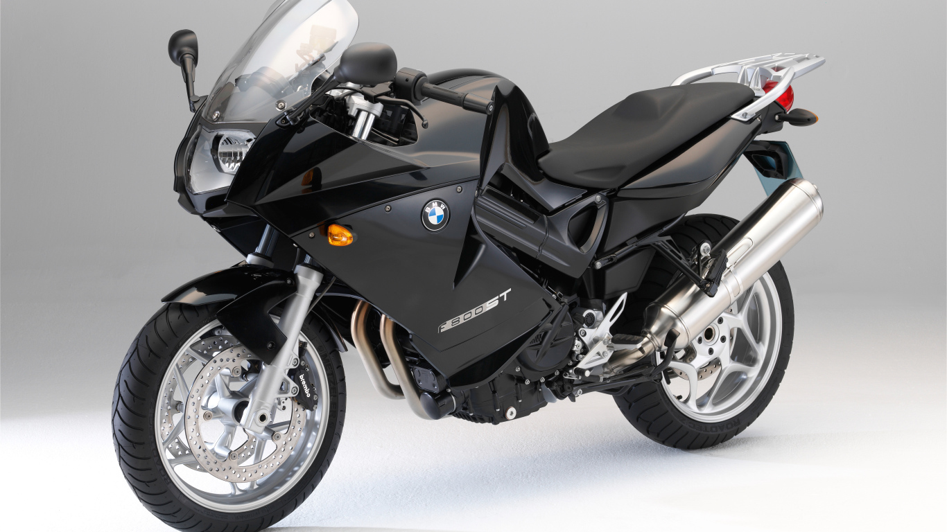 Черный мотоцикл BMW  F 800 ST на сером фоне крупным планом