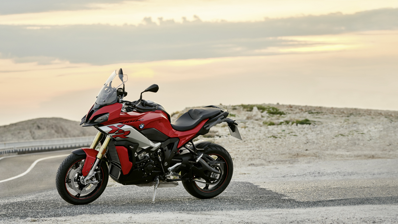 Красный мотоцикл BMW S 1000 XR на фоне заката 