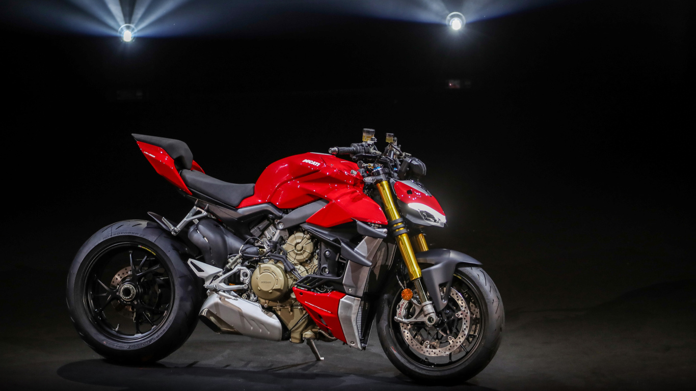 Стильный красный байк Ducati V4 Streetfighter, 2020 в свете софитов