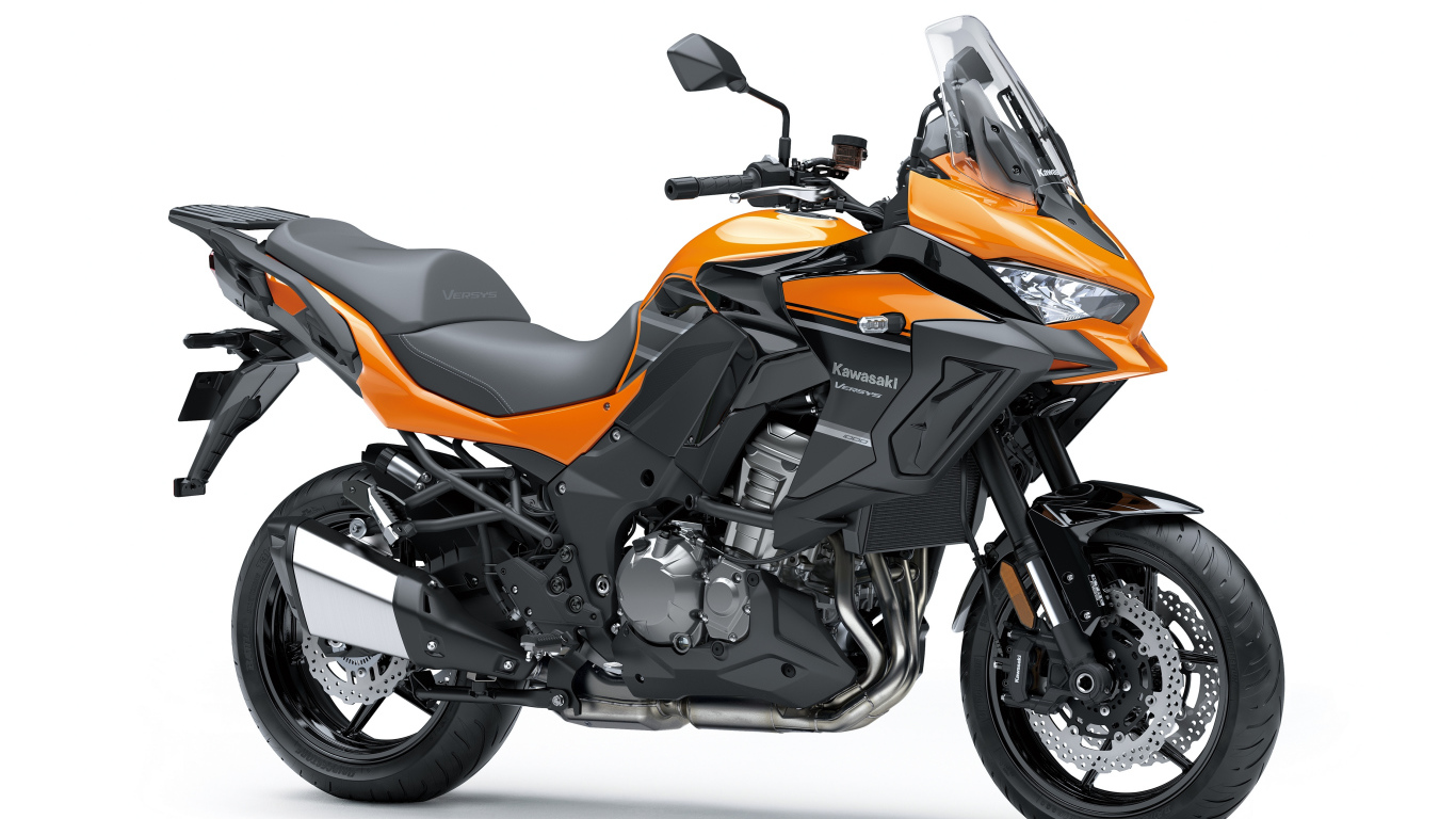 Большой мотоцикл Kawasaki Versys 1000 SE LT на белом фоне